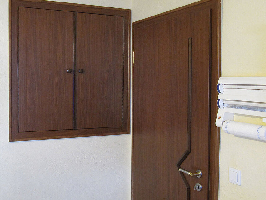 Renovierte Tür und passend renovierter Sicherungskasten