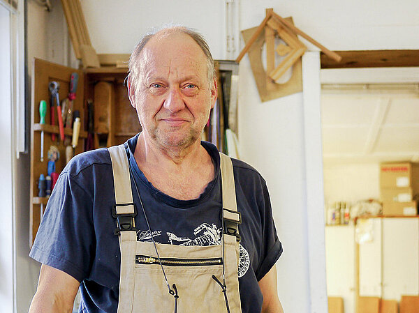 Tischlermeister Harald Schneider in Werkstatt