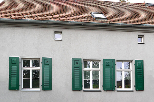 Hausfront mit neuen Fensterläden