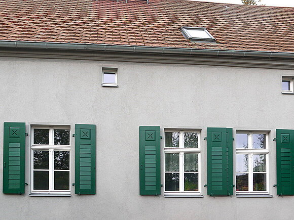 Hausfront mit neuen Fensterläden Hausfront mit neuen Fensterläden
