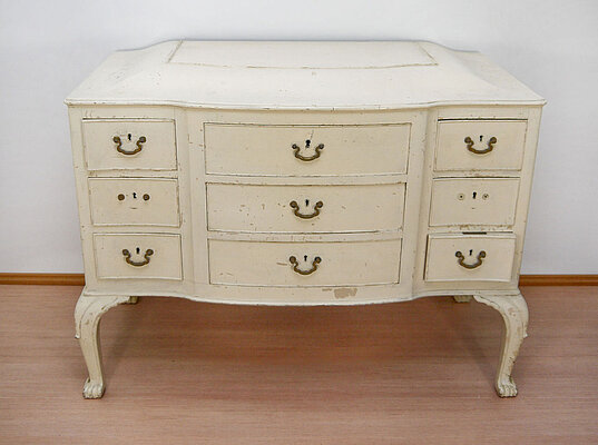 Alte weiße Kommode
