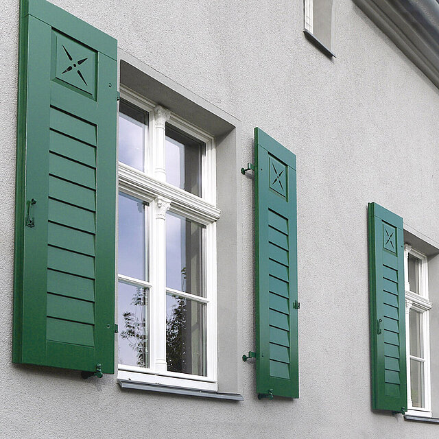 Moosgrüne Fensterläden