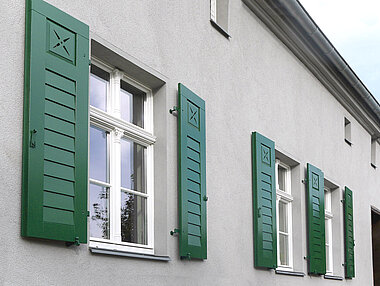 Moosgrüne Fensterläden