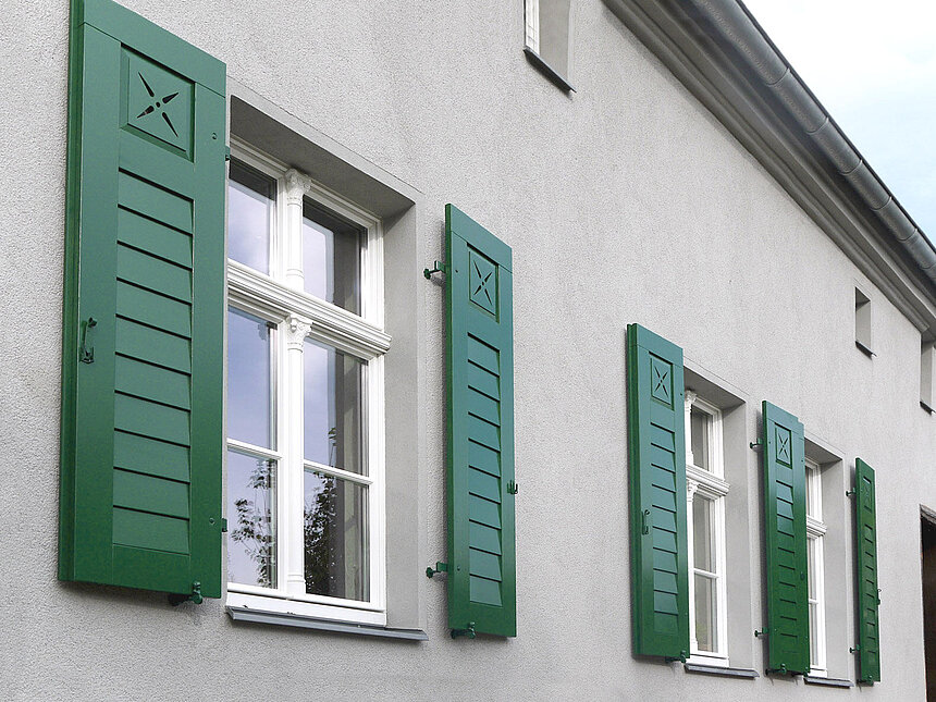 Moosgrüne Fensterläden Moosgrüne Fensterläden