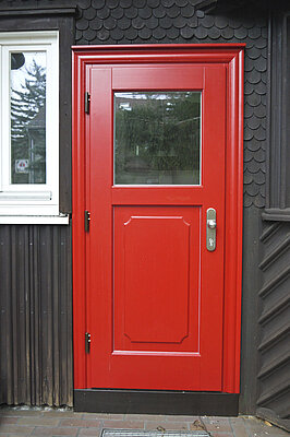 Haustür rot lackiert