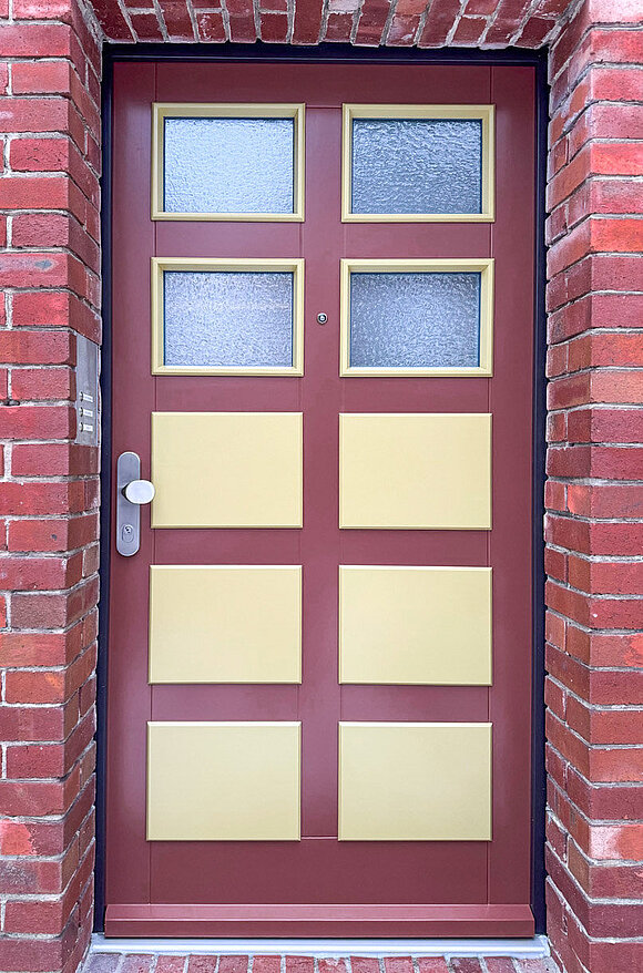 Nachgebaute Haustür mit Füllungen, Farbgebung und Glas wie im Original