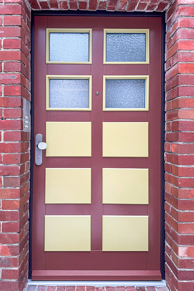 Nachgebaute Haustür mit Füllungen, Farbgebung und Glas wie im Original