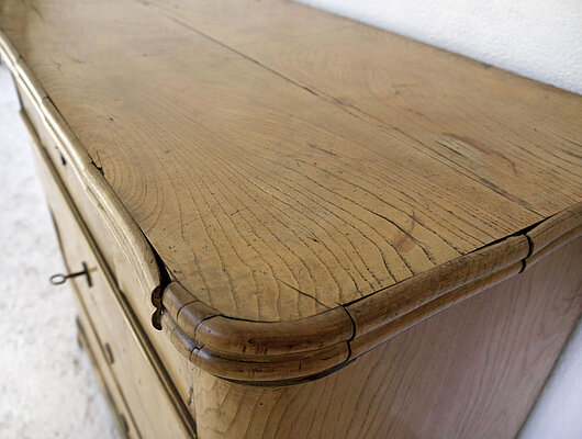 Kommode Kante Abstehend