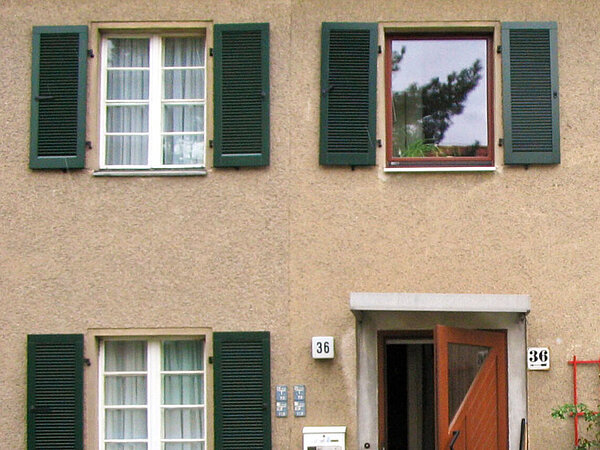 Links das Original des Nachbarn, rechts der Nachbau Nachbau Fensterladen