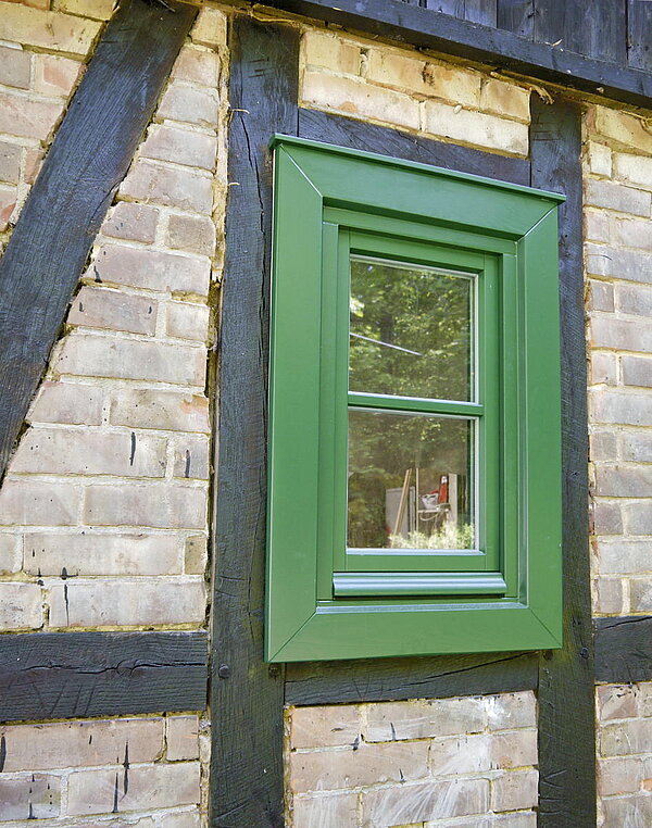 Schmales Holzfenster grün