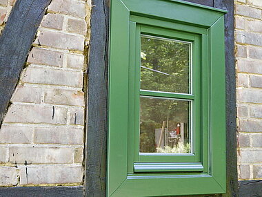 Schmales Holzfenster grün