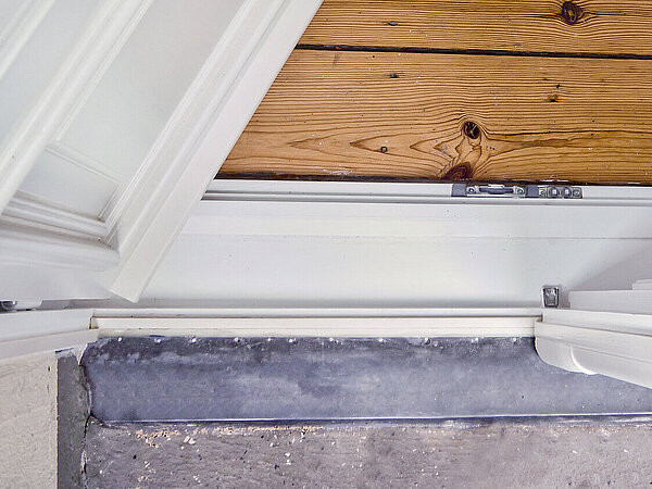 Moderne Beschláge in einer Balkontür Fenstertür unten