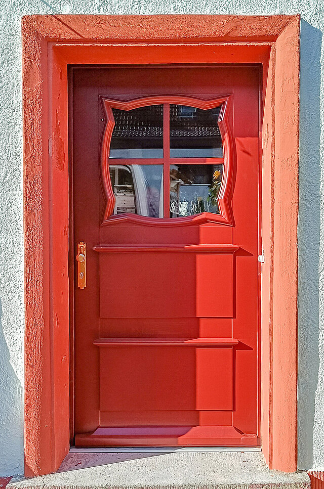 Rote Haustür mit besonderem Lichtausschnitt