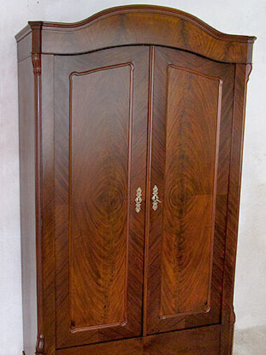 Kleiderschrank restauriert