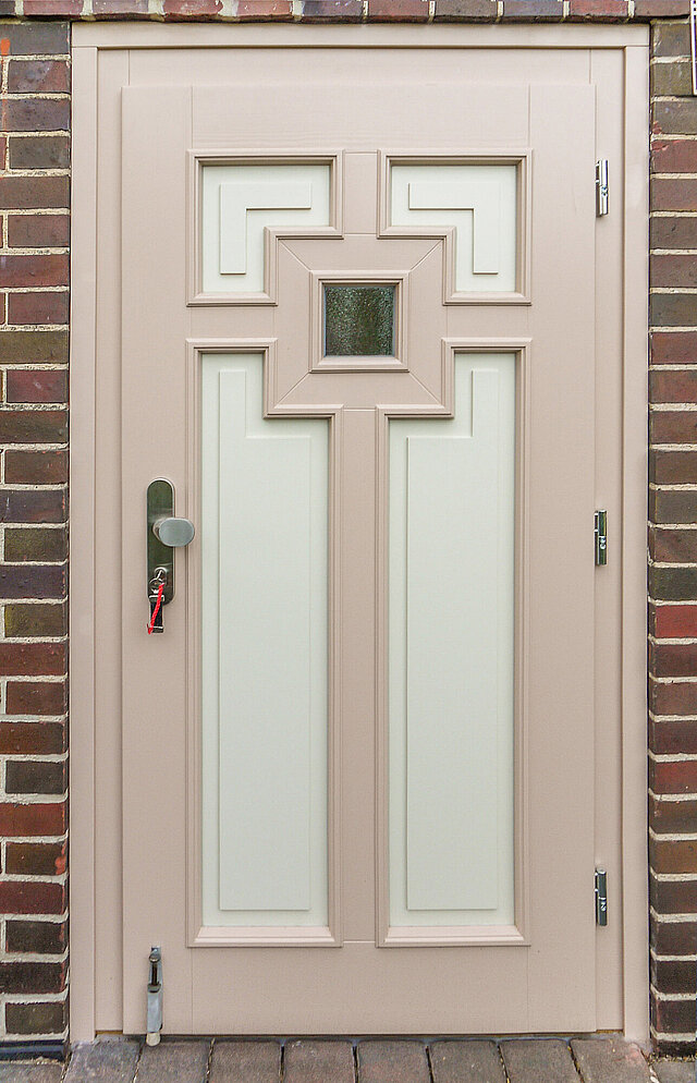 Haustürnachbau mit speziellen Füllungen und eingefassten quadratischen Lichtausschnitt