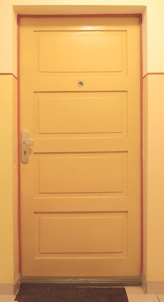 Alte Wohnungstür vor dem Nachbau