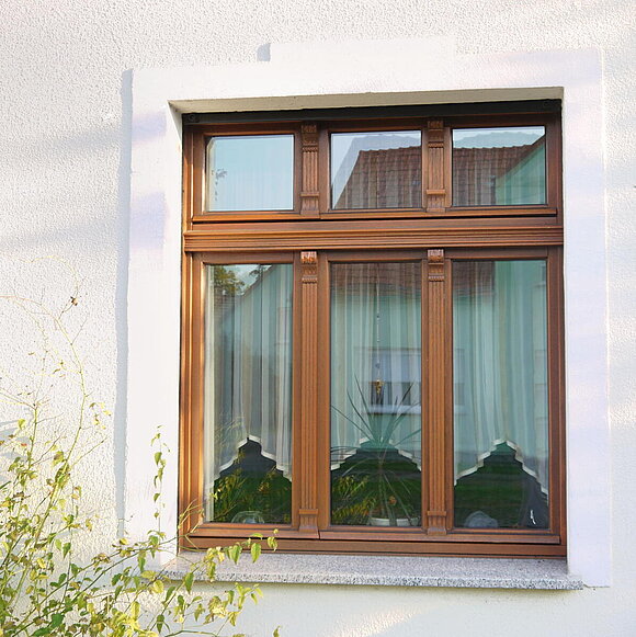 Verziertes Holzfenster