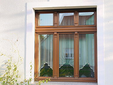 Verziertes Holzfenster