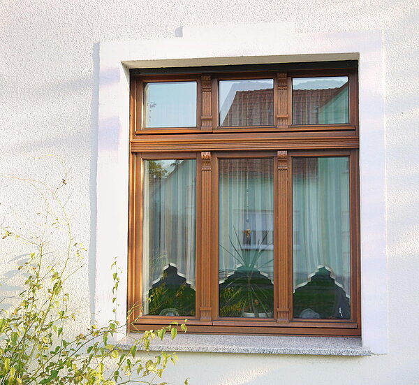 Verziertes Holzfenster