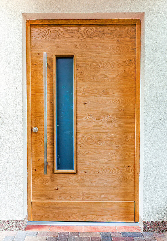 Moderne Haustür mit querverlaufender Eiche