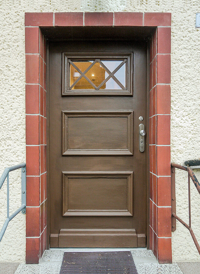 Alte Bestandstür in braun welche nachgebaut wurde.