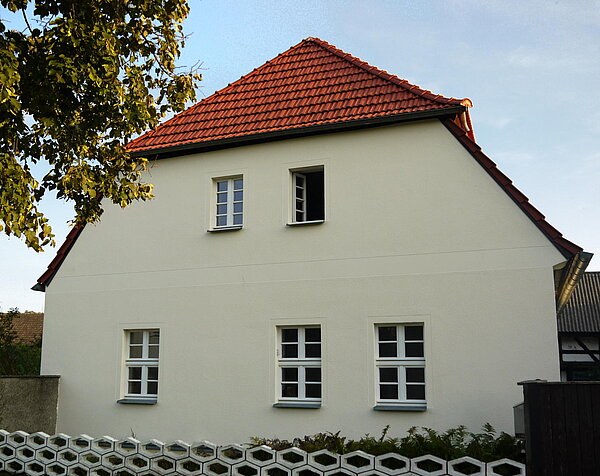 Denkmalgeschützes Bauernhaus in der Straßenansicht