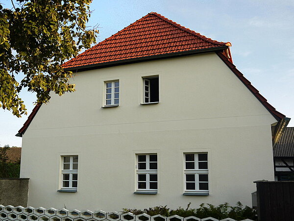 Denkmalgeschützes Bauernhaus in der Straßenansicht