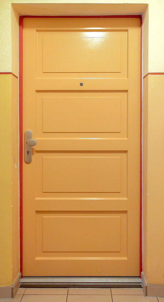 Nachgebaute Wohnungstür