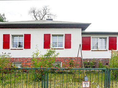 Rote Kassetten-Fensterläden