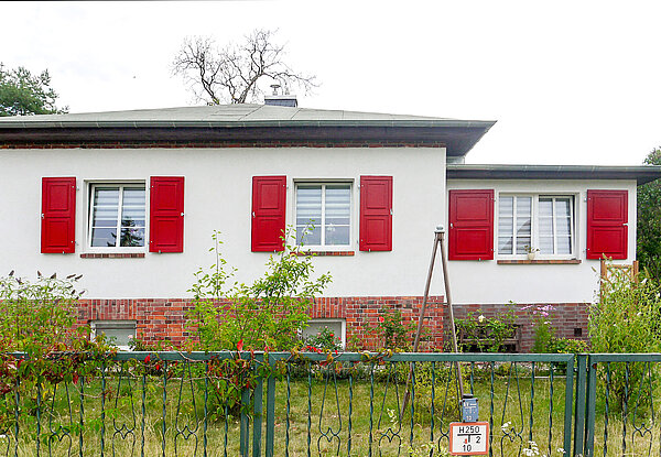 Rote Kassetten-Fensterläden