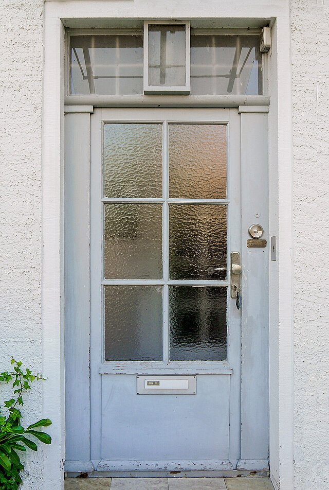 Alte Siedlungshaustür in Berlin
