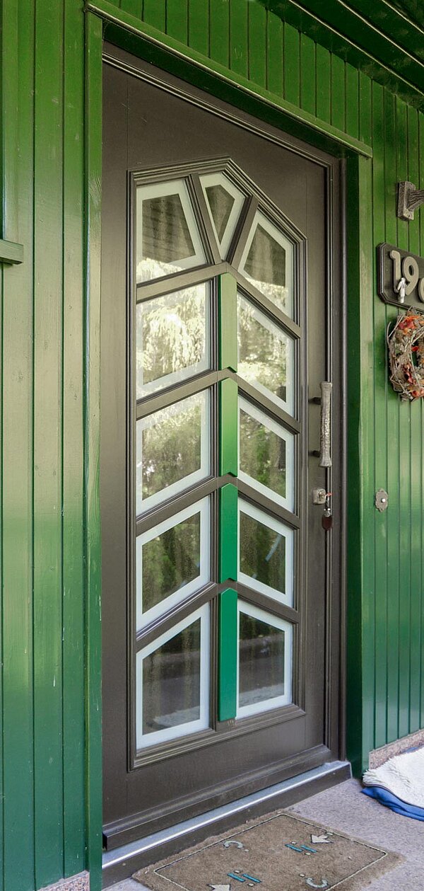 Aufwändig gearbeitete Haustür im modernen Stil Tischlerei Schneider