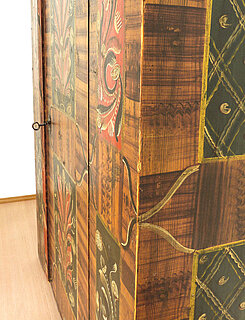 Seitenansicht Holzschrank