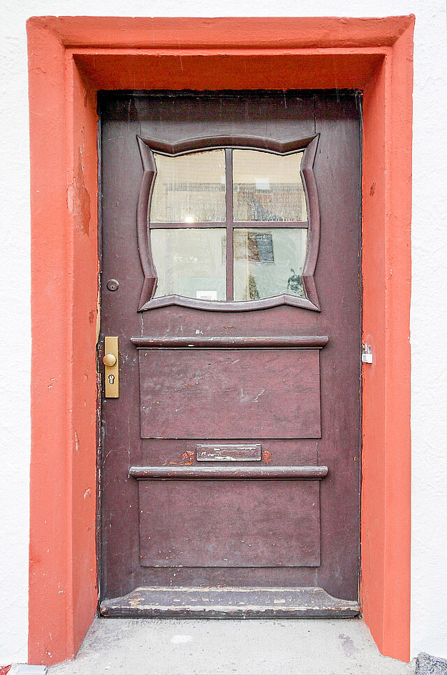 Alte Haustür mit ausgefallenem Lichtausschnitt