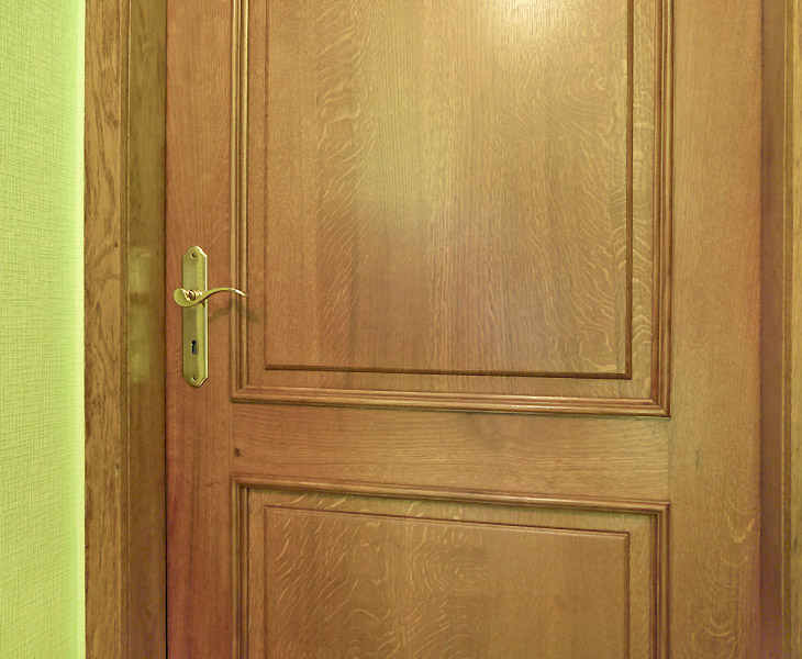 Die Türen wurden in vorhandene Futter der 50er Jahre eingesetzt, die Futter wurden fachgerecht überarbeitet.