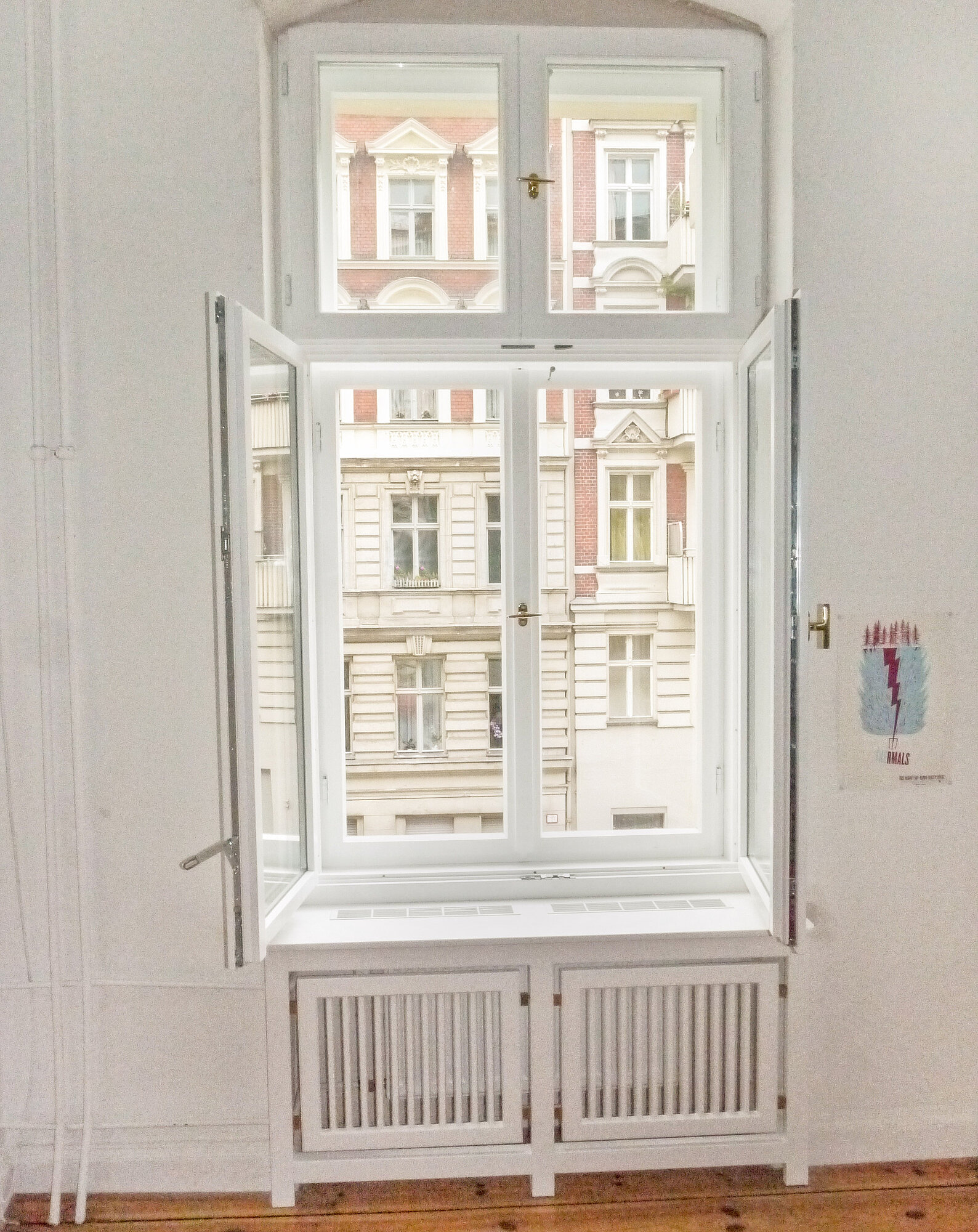 Wohnung Berlin: Gesamtaufnahme von Kastenfenster samt neuer Heizkörperverkleidung