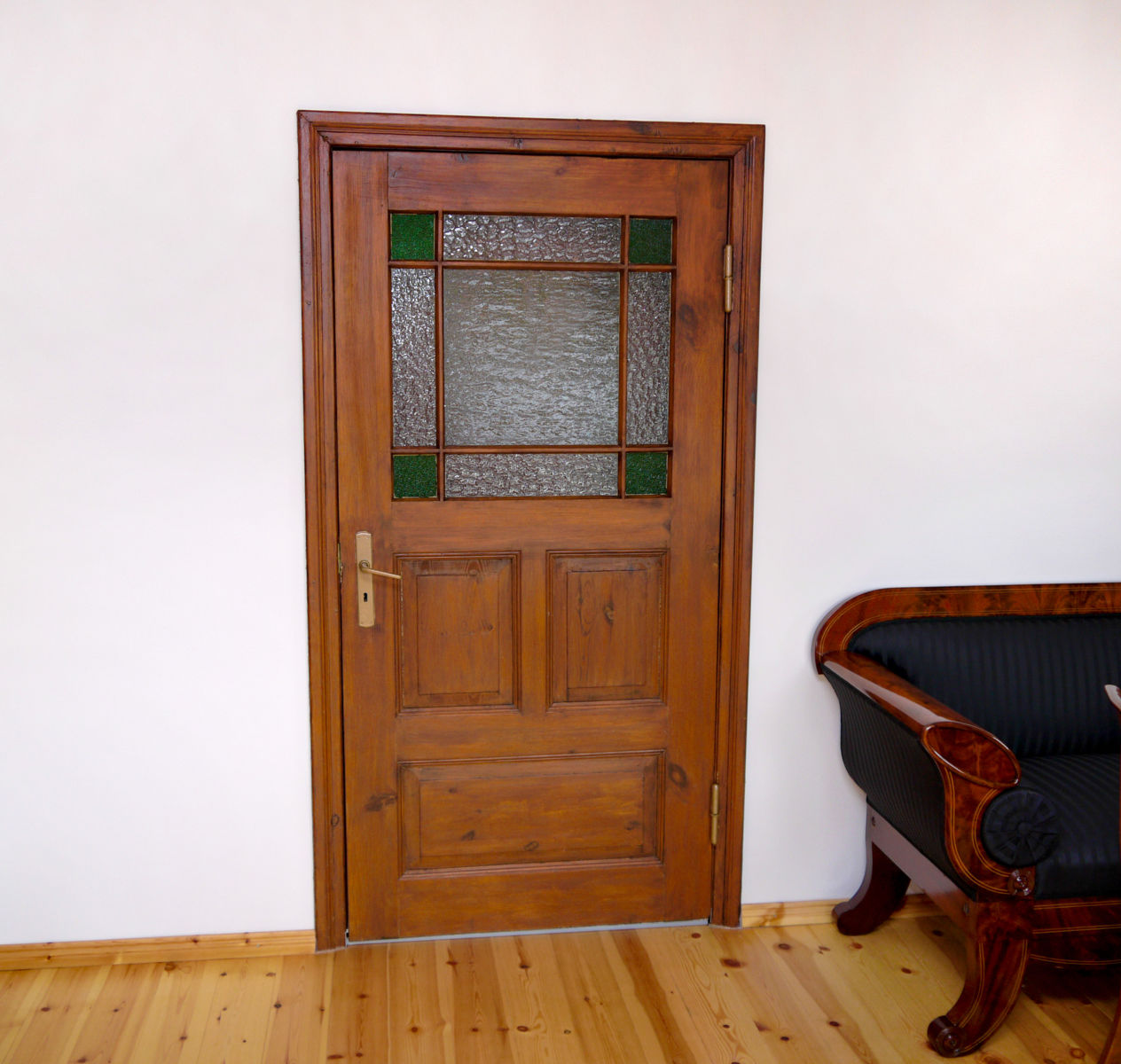 Hier wurde die alte Tür saniert und ein stilistisch passendes Futter angefertigt.